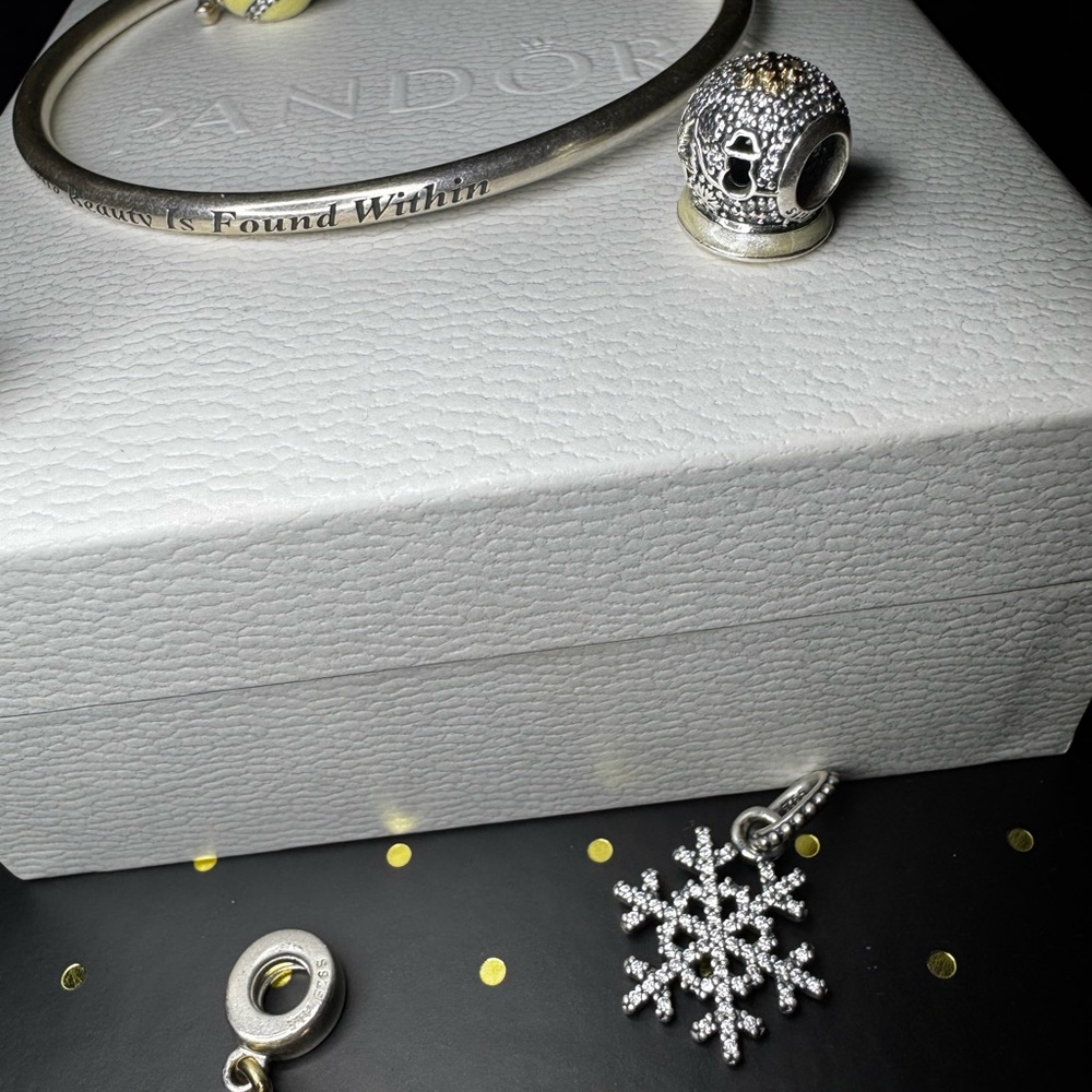 Pandora • Christmas Charm • 2015 Wonderland Snow Globe Charm